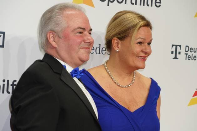 Die Sporthilf hat zum 52. Ball des Sports geladen. Viel Prominens kam ueber den roten Teppich. Nancy Faeser, Eyke Gruening - 52. Ball des Sports Die Sporthilf hat zum 52. Ball des Sports geladen. Viel Prominens kam ueber den roten Teppich. Deutschland, Frankfurt, Festhalle, 21.01.2023