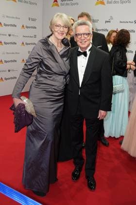 Die Sporthilf hat zum 52. Ball des Sports geladen. Viel Prominens kam ueber den roten Teppich. Thomas de Maiziere und Ehefrau Martina - 52. Ball des Sports Die Sporthilf hat zum 52. Ball des Sports geladen. Viel Prominens kam ueber den roten Teppich. Deutschland, Frankfurt, Festhalle, 21.01.2023
