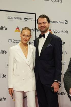 Die Sporthilf hat zum 52. Ball des Sports geladen. Viel Prominens kam ueber den roten Teppich. Jimi Blue Ochsenknecht Laura Marie Geissler - 52. Ball des Sports Die Sporthilf hat zum 52. Ball des Sports geladen. Viel Prominens kam ueber den roten Teppich. Deutschland, Frankfurt, Festhalle, 21.01.2023