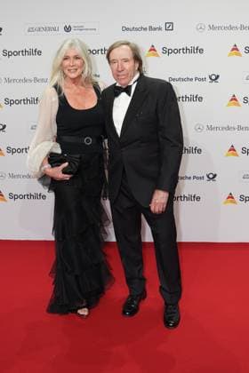 Die Sporthilf hat zum 52. Ball des Sports geladen. Viel Prominens kam ueber den roten Teppich. Guenter Netzer und Elvira - 52. Ball des Sports Die Sporthilf hat zum 52. Ball des Sports geladen. Viel Prominens kam ueber den roten Teppich. Deutschland, Frankfurt, Festhalle, 21.01.2023