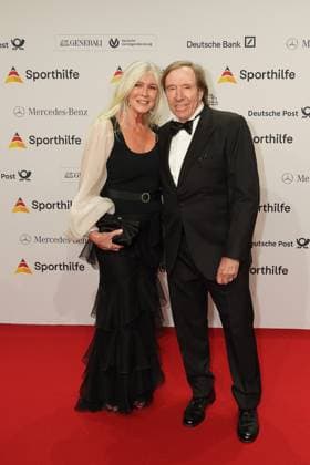 Die Sporthilf hat zum 52. Ball des Sports geladen. Viel Prominens kam ueber den roten Teppich. Guenter Netzer und Elvira - 52. Ball des Sports Die Sporthilf hat zum 52. Ball des Sports geladen. Viel Prominens kam ueber den roten Teppich. Deutschland, Frankfurt, Festhalle, 21.01.2023