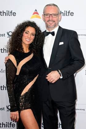 Evren Gezer mit Ehemann Armin Kuster beim 52. Ball des Sports 2023 in der Festhalle Frankfurt. Frankfurt am Main, 21.01.2023