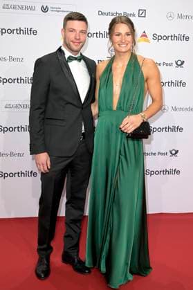 Anna-Maria Wagner mit Begleitung beim 52. Ball des Sports 2023 in der Festhalle Frankfurt. Frankfurt am Main, 21.01.2023