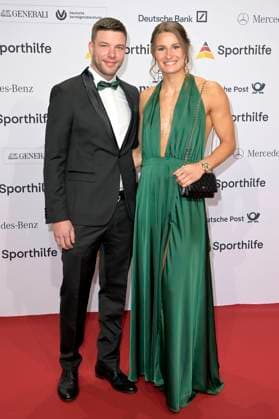 Anna-Maria Wagner mit Begleitung beim 52. Ball des Sports 2023 in der Festhalle Frankfurt. Frankfurt am Main, 21.01.2023