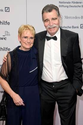 Heiner Brand mit Ehefrau Christel Brand beim 52. Ball des Sports 2023 in der Festhalle Frankfurt. Frankfurt am Main, 21.01.2023