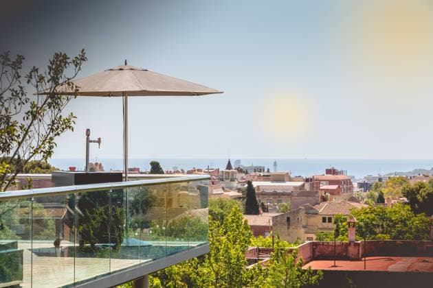 IMAGO Creative, Jahreszeit Sommer, Sommer in der Stadt RECORD DATE NOT STATED BARCELONA, SPAIN - June 20, 2017 : terreasse with a beer distributor on the heights of the city with a sea view on a summer day , 31665760.jpg, alcohol, art, attraction, bar, barcelona, beach, bed, beer, catalonia, catalunya, city, design, drink, europe, family, garden, glass, hill, kids, landmark, landscape, magic, mediterranean, morning, mountains, national, panorama, panoramic, park, people, resort, rest, rose, sea, sky, solar, spain, square, street, summer, terrace, tourism, tourist, town, travel, tube, vacation, view, water, yellow
