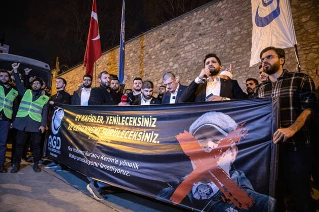 Bilder des Jahres 2023, News 01 Januar News Themen der Woche KW03 News Bilder des Tages January 22, 2023, Istanbul, Beyoglu, Turkey: A speaker addresses the demonstrators during the rally. After Rasmus Paludan, the leader of the far-right political party Hard Line in Denmark and also a Swedish citizen, burning the Holy Quran near the Turkish Embassy in Stockholm, Anatolian Youth Association (AGD) and National Youth Foundation (MGV) members and supporting citizens held a demonstration near the Swedish Consulate in Beyoglu, Istanbul. Istanbul Turkey - ZUMAs197 20230122_zaa_s197_173 Copyright: xOnurxDogmanx