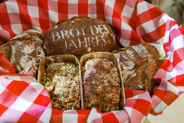 Bilder des Jahres 2023, News 01 Januar News Themen der Woche KW04 News Bilder des Tages Deutsches Brotinstitut verkündet Brot des Jahres - Kürbiskernbrot DEU, Deutschland, Berlin, 23.01.2023: Internationale Grüne Woche. Brot des Jahres, Anschnitt und Verkostung durch den Bundeslandwirtschaftsminister. *** German Bread Institute announces Bread of the Year Pumpkin Seed Bread DEU, Germany, Berlin, 23 01 2023 International Green Week Bread of the Year, cutting and tasting by the Federal Minister of Agriculture.