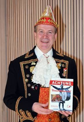 Festkomitee Präsident Christoph Kuckelkorn posiert bei der Buchvorstellung Achtung Brauchtumszone - Beiträge zur Kölner Karnevalsgeschichte. Anlässlich des 200jährigen Jubiläum veröffentlicht das Historische Archiv seinen neuen Mitteilungsband.