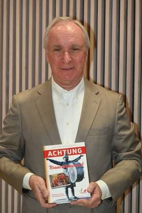 Der Vorstandvorsitzende Freunde des Historischen Archiv der Stadt Köln Burkhard von der Mühlen posiert bei der Buchvorstellung Achtung Brauchtumszone - Beiträge zur Kölner Karnevalsgeschichte. Anlässlich des 200jährigen Jubiläum veröffentlicht das Historische Archiv seinen neuen Mitteilungsband.