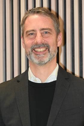Der Leiter des Historischen Archiv der Stadt Köln Dr Ulrich Fischer posiert bei der Buchvorstellung Achtung Brauchtumszone - Beiträge zur Kölner Karnevalsgeschichte. Anlässlich des 200jährigen Jubiläum veröffentlicht das Historische Archiv seinen neuen Mitteilungsband.