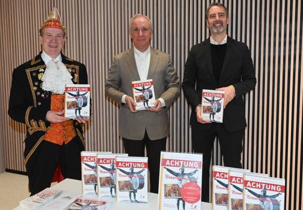 Präsident Festkomitee Kölner Karneval Christoph Kuckelkorn, l-r, Vorsitzender Freunde des Historischen Archiv Burkhard von der Mühlen, Leiter des Historischen Archiv der Stadt Köln Ulrich Fischer posieren bei der Buchvorstellung Achtung Brauchtumszone - Beiträge zur Kölner Karnevalsgeschichte. Anlässlich des 200jährigen Jubiläum veröffentlicht das Historische Archiv seinen neuen Mitteilungsband.