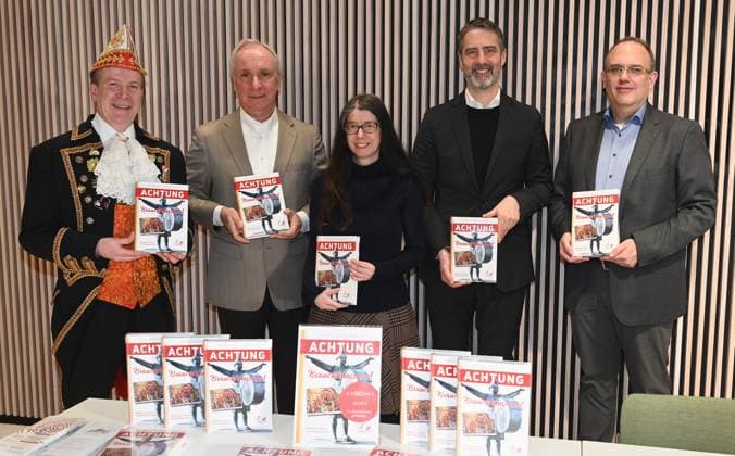 News Bilder des Tages Präsident Festkomitee Kölner Karneval Christoph Kuckelkorn, l-r, Vorsitzender Freunde des Historischen Archiv Burkhard von der Mühlen, Herausgeberin Daniela Wagner, Leiter des Historischen Archiv der Stadt Köln Ulrich Fischer, Herausgeber Max Plassmann posieren bei der Buchvorstellung Achtung Brauchtumszone - Beiträge zur Kölner Karnevalsgeschichte. Anlässlich des 200jährigen Jubiläum veröffentlicht das Historische Archiv seinen neuen Mitteilungsband.