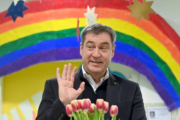 News Bilder des Tages Markus SOEDER (Ministerpraesident Bayern und CSU Vorsitzender),Gestik, Einzelbild,angeschnittenes Einzelmotiv,Portraet,Portrait,Porträt vor ransparent in Regenbogenfarben. Ministerpraesident Dr. Markus Soeder und Familienministerin Ulrike Scharf besuchen die Sprach-Kita ãKinderkrippe NeuhausenÒ in Muenchen am 23.01.2023. *** Markus SOEDER Ministerpraesident Bavaria and CSU chairman ,gesture, single picture, cut single motive, Portraet, Portrait, Portrait before ransparent in rainbow colors Ministerpraesident Dr Markus Soeder and family minister Ulrike Scharf visit the language Kita ãKinderkrippe NeuhausenÒ in Munich on 23 01 2023
