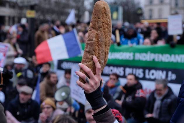 Bilder des Jahres 2023, News 01 Januar News Themen der Woche KW04 News Bilder des Tages January 23, 2023, Paris, Ile de France, FRANCE: A woman holds a bread in the air during a protest against high energy prices. Bakers from all over France descend on the streets of Paris to protest against high gas and energy bills. Some have seen their energy bill double of triple recently and demand the French government for more financial help. French president Emmanuel Macron has described the French baguette as 250 grams of magic and pure perfection and the humble breadstick is now part of UnescoÃ¢â‚¬â ¢s Representative List of the Intangible Cultural Heritage of Humanity. Thirty-three thousand bakeries operate in France to supply the population with 10 billion baguettes annually. Paris FRANCE - ZUMAh172 20230123_zip_h172_006 Copyright: xRemonxHaazenx