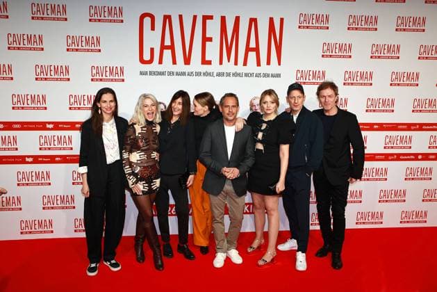 Bilder des Jahres 2023, Entertainment 01 Januar Entertainment Themen der Woche KW04 Entertainment Bilder des Tages Producerin Lydia Elmer, Regisseurin Laura Lackmann, Produzentin Patricia Schnitzler, Martina Hill, Moritz Bleibtreu, Laura Tonke, Wotan Wilke Moehring und Produzent Christoph Mueller bei der Caveman Film Premiere am 23.01.2023 in Muenchen Caveman Filmpremiere in München *** Producer Lydia Elmer, director Laura Lackmann, producer Patricia Schnitzler, Martina Hill, Moritz Bleibtreu, Laura Tonke, Wotan Wilke Moehring and producer Christoph Mueller at the Caveman film premiere on 23 01 2023 in Munich Caveman film premiere in Munich 