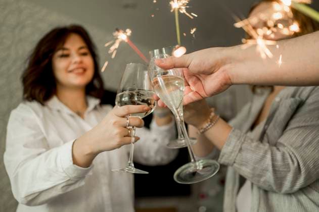 Happy friends enjoying with glasses of champagne and sparklers at home model released, Symbolfoto property released, ANAF00764