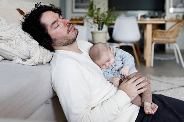 Father and baby boy sleeping together in living room at home model released, Symbolfoto property released, TYF00548