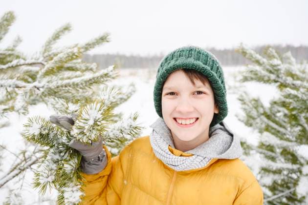 Happy boy holding pine tree in winter model released, Symbolfoto, EYAF02525
