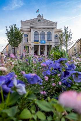 IMAGO Creative, Lifestyle, Frühling in der Stadt Germany, Bavaria, Munich, Facade of Gartnerplatztheater opera house with flowerbed in foreground, MAMF02483