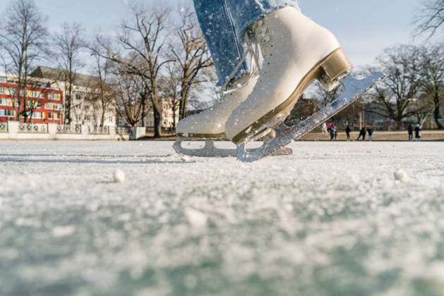 IMAGO Creative, Jahreszeit Winter, Eislaufen Girl skating on ice rink in winter model released, Symbolfoto, OGF01281