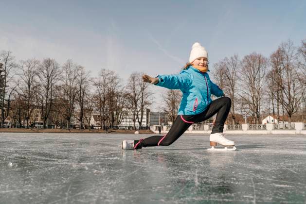 IMAGO Creative, Jahreszeit Winter, Eislaufen Girl with arms outstretched skating on ice model released, Symbolfoto, OGF01282