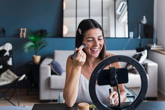 Happy influencer recording make-up tutorial on smart phone at home model released, Symbolfoto property released, PNAF04831