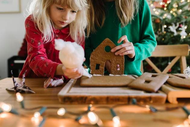 Sisters decorating gingerbread house at home model released, Symbolfoto property released, TYF00633