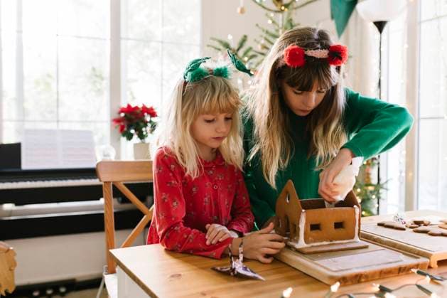 Girls making gingerbread house together at home model released, Symbolfoto property released, TYF00634