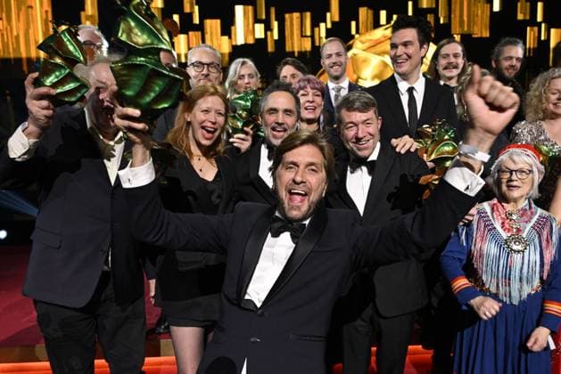 Ruben Ostlund wins the Best Director award for his film Triangle of sadness during the Swedish Film Awards, Guldbaggegalan, at Cirkus in Stockholm, Sweden, January 23, 2023 Ruben celebrates with the award together with his team STOCKHOLMK SWEDEN x10040x,  Copyright: xAndersxWiklund TTx SWEDISH FILM AWARDS 2023 SCANPIXB054497
