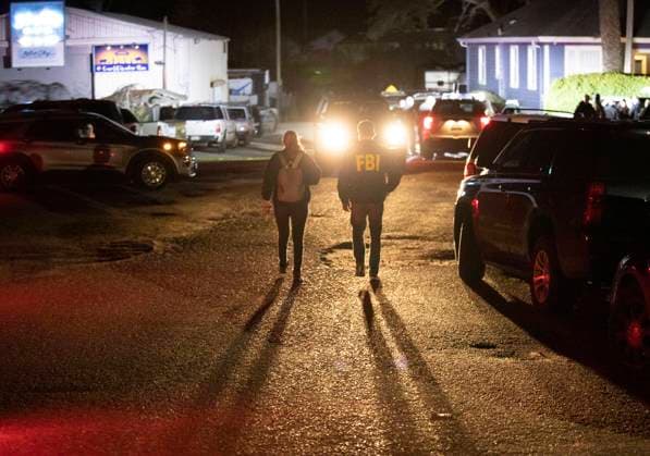 Bilder des Jahres 2023, News 01 Januar News Themen der Woche KW04 News Bilder des Tages (230124) -- SAN FRANCISCO, Jan. 24, 2023 -- Investigators work at the scene of a shooting in Half Moon Bay in California, the United States, Jan. 23, 2023. Seven people were killed and one was critically injured in two shootings in northern California on Monday, U.S. media reported. (Photo by Xinhua) U.S.-CALIFORNIA-HALF MOON BAY-SHOOTINGS LixJianguo 