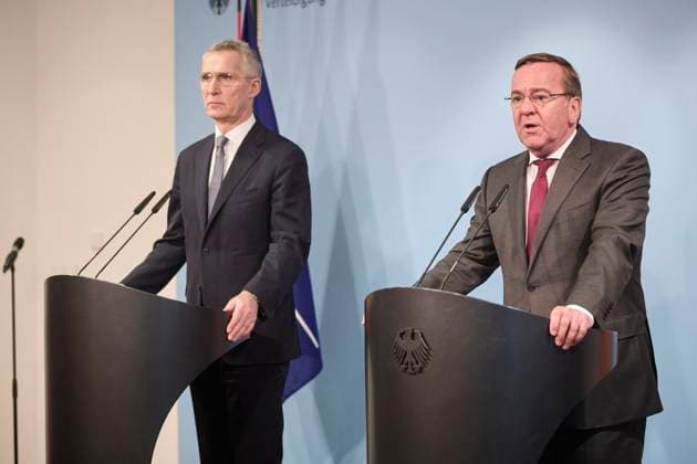 News Themen der Woche KW04 News Bilder des Tages Berlin, Boris Pistorius trifft Jens Stoltenberg Boris Pistorius (Bundesminister der Verteidigung, SPD) und Jens Stoltenberg (NATO-Generalsekretär) geben am 24.01.2023 ein gemeinsames Pressestatement im Bundesministeriums der Verteidigung in Berlin. Berlin Bundesministeriums der Verteidigung Berlin Deutschland *** Berlin, Boris Pistorius meets Jens Stoltenberg Boris Pistorius Federal Minister of Defense, SPD and Jens Stoltenberg NATO Secretary General give a joint press statement on 24 01 2023 at the Federal Ministry of Defense in Berlin Berlin Federal Ministry of Defense Berlin Germany
