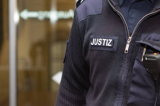 Justiz, Symbolfotos Deutschland 23. Januar 2023: Ein Justizbeamter steht im Eingang zum Gericht, auf der Brust seiner Uniform steht der Schriftzug Justiz. Landkreis Osnabrück Niedersachsen *** Germany 23 January 2023 A judicial officer stands in the entrance to the court, on the chest of his uniform is the writing Justiz Landkreis Osnabrück Lower Saxony Copyright: xFotostandx xGelhotx
