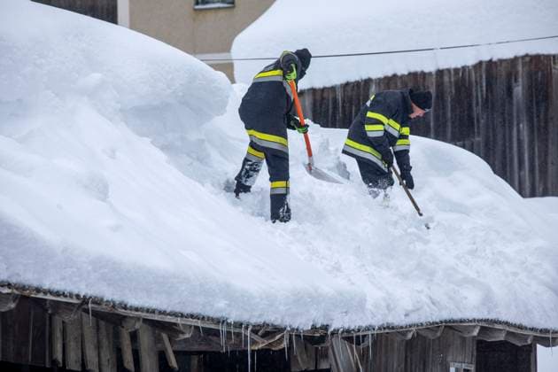News Themen der Woche KW04 Mehr als 1,50 Meter Neuschnee in nicht einmal 24 Stunden. Das Bundesland Kärnten versinkt im Schnee. Besonders dramatisch ist die Situation in den Hochlagen. In den Karawanken, ein Grenzgebirge zwischen Österreich und Slowenien, schneite es seit Montag ununterbrochen. Auf den Dächern herrscht eine extreme Last. Feuerwehren aus der Umgebung sind hier im Einsatz. Zusammen mit der Bergwacht entfernen sie mühevoll in einem Kraftakt den Schnee von den Dächern. Der gesamte Ort versinkt im Schnee. Anwohner Thomas Jug kann sich nur vor Jahren an solch Schneemassen erinnern: Vor 20 Jahren, da war es noch schlimmer. Aber in einer Woche so viel Schnee, das ist schon selten. Erste kleinere Schneelawinen sind auch schon abgegangen. Zell-Pfarr