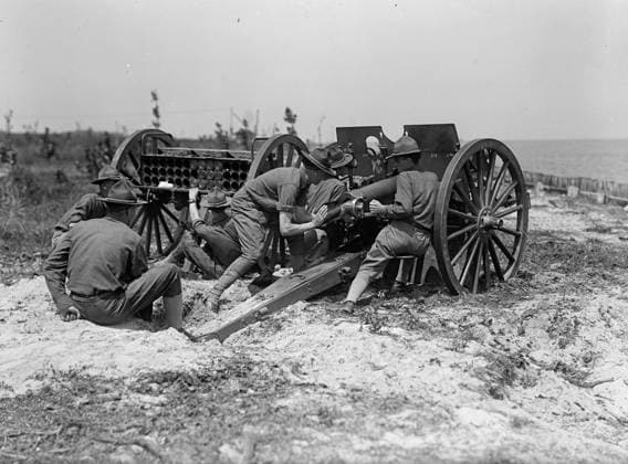 RECORD DATE NOT STATED Military Training, 1917 or 1918. Creator: Harris & Ewing. Copyright:xHeritagexArt HeritagexImagesx IMAGO ,2943627 ! ACHTUNG: AUFNAHMEDATUM GESCHÄTZT!  Copyright:HeritagexArt HeritagexImagesx IMAGO