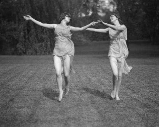 RECORD DATE NOT STATED Elizabeth Duncan dancers and children, 1920 Creator: Arnold Genthe. Copyright:xHeritagexArt HeritagexImagesx IMAGO ,2943989 ! ACHTUNG: AUFNAHMEDATUM GESCHÄTZT!  Copyright:HeritagexArt HeritagexImagesx IMAGO