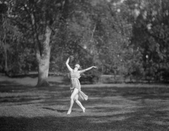 RECORD DATE NOT STATED Elizabeth Duncan dancers and children, 1920 Creator: Arnold Genthe. Copyright:xHeritagexArt HeritagexImagesx IMAGO ,2943992 ! ACHTUNG: AUFNAHMEDATUM GESCHÄTZT!  Copyright:HeritagexArt HeritagexImagesx IMAGO