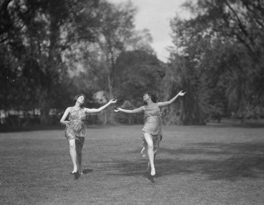 RECORD DATE NOT STATED Elizabeth Duncan dancers and children, 1920 Creator: Arnold Genthe. Copyright:xHeritagexArt HeritagexImagesx IMAGO ,2943993 ! ACHTUNG: AUFNAHMEDATUM GESCHÄTZT!  Copyright:HeritagexArt HeritagexImagesx IMAGO