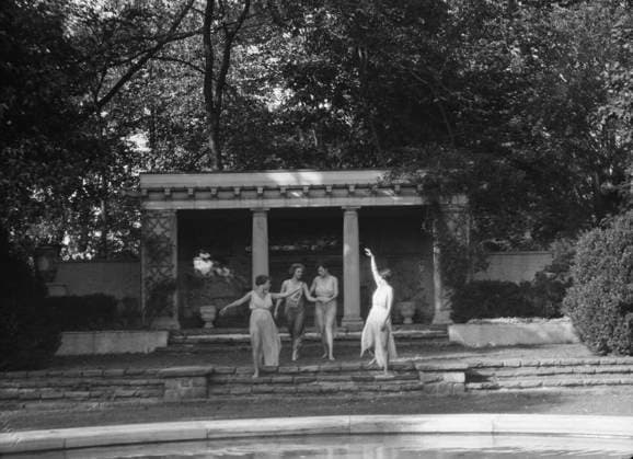RECORD DATE NOT STATED Elizabeth Duncan dancers and children, 1927 Creator: Arnold Genthe. Copyright:xHeritagexArt HeritagexImagesx IMAGO ,2943997 ! ACHTUNG: AUFNAHMEDATUM GESCHÄTZT!  Copyright:HeritagexArt HeritagexImagesx IMAGO