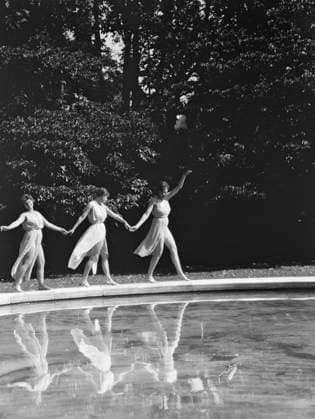 RECORD DATE NOT STATED Elizabeth Duncan dancers and children, 1927 Creator: Arnold Genthe. Copyright:xHeritagexArt HeritagexImagesx IMAGO ,2943998 ! ACHTUNG: AUFNAHMEDATUM GESCHÄTZT!  Copyright:HeritagexArt HeritagexImagesx IMAGO