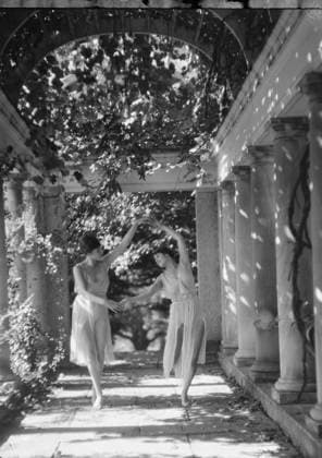 RECORD DATE NOT STATED Elizabeth Duncan dancers and children, 1927 Creator: Arnold Genthe. Copyright:xHeritagexArt HeritagexImagesx IMAGO ,2944004 ! ACHTUNG: AUFNAHMEDATUM GESCHÄTZT!  Copyright:HeritagexArt HeritagexImagesx IMAGO