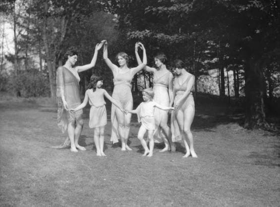 RECORD DATE NOT STATED Elizabeth Duncan dancers and children, 1929 Creator: Arnold Genthe. Copyright:xHeritagexArt HeritagexImagesx IMAGO ,2944009 ! ACHTUNG: AUFNAHMEDATUM GESCHÄTZT!  Copyright:HeritagexArt HeritagexImagesx IMAGO