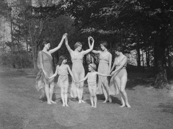 RECORD DATE NOT STATED Elizabeth Duncan dancers and children, 1929 Creator: Arnold Genthe. Copyright:xHeritagexArt HeritagexImagesx IMAGO ,2944011 ! ACHTUNG: AUFNAHMEDATUM GESCHÄTZT!  Copyright:HeritagexArt HeritagexImagesx IMAGO