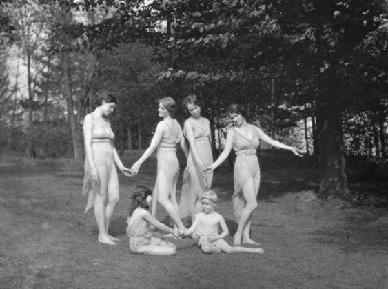 RECORD DATE NOT STATED Elizabeth Duncan dancers and children, 1929 Creator: Arnold Genthe. Copyright:xHeritagexArt HeritagexImagesx IMAGO ,2944012 ! ACHTUNG: AUFNAHMEDATUM GESCHÄTZT!  Copyright:HeritagexArt HeritagexImagesx IMAGO