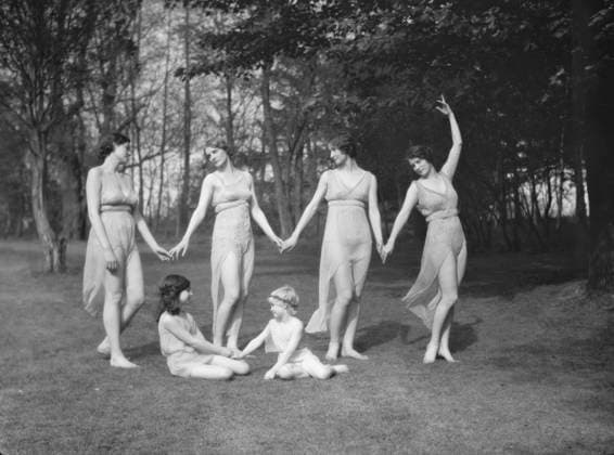RECORD DATE NOT STATED Elizabeth Duncan dancers and children, 1929 Creator: Arnold Genthe. Copyright:xHeritagexArt HeritagexImagesx IMAGO ,2944013 ! ACHTUNG: AUFNAHMEDATUM GESCHÄTZT!  Copyright:HeritagexArt HeritagexImagesx IMAGO