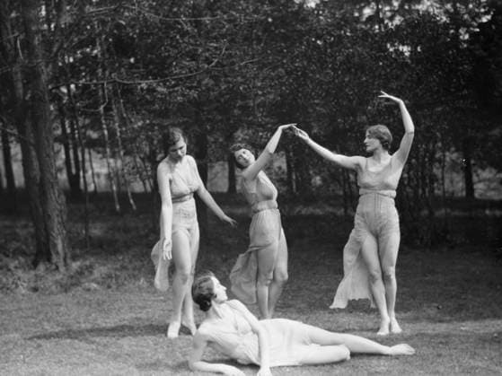 RECORD DATE NOT STATED Elizabeth Duncan dancers and children, 1929 Creator: Arnold Genthe. Copyright:xHeritagexArt HeritagexImagesx IMAGO ,2944014 ! ACHTUNG: AUFNAHMEDATUM GESCHÄTZT!  Copyright:HeritagexArt HeritagexImagesx IMAGO