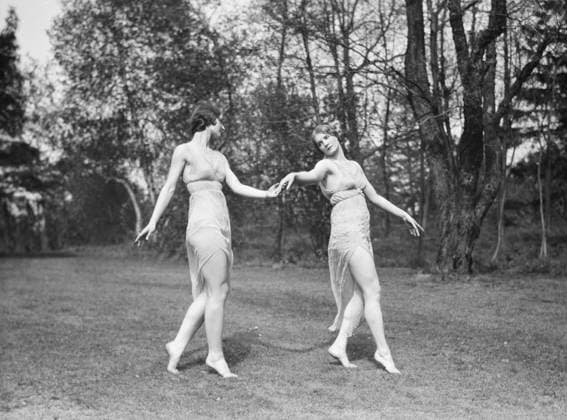 RECORD DATE NOT STATED Elizabeth Duncan dancers and children, 1929 Creator: Arnold Genthe. Copyright:xHeritagexArt HeritagexImagesx IMAGO ,2944015 ! ACHTUNG: AUFNAHMEDATUM GESCHÄTZT!  Copyright:HeritagexArt HeritagexImagesx IMAGO