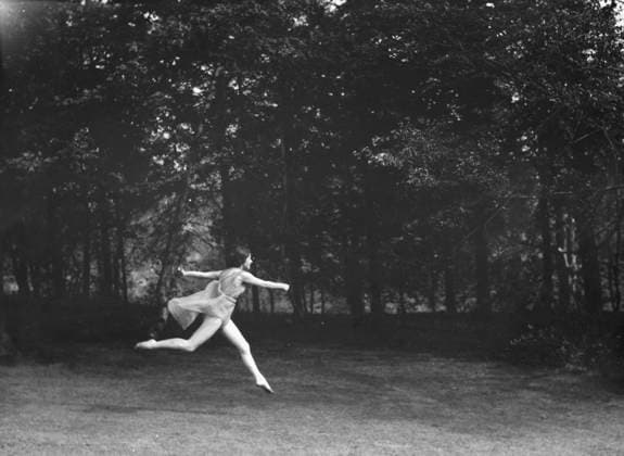 RECORD DATE NOT STATED Elizabeth Duncan dancers and children, 1929 Creator: Arnold Genthe. Copyright:xHeritagexArt HeritagexImagesx IMAGO ,2944016 ! ACHTUNG: AUFNAHMEDATUM GESCHÄTZT!  Copyright:HeritagexArt HeritagexImagesx IMAGO