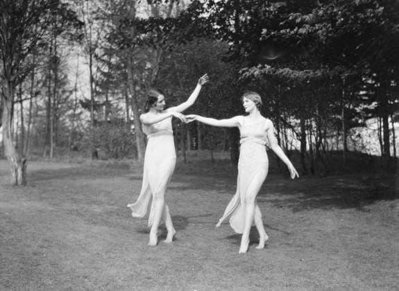RECORD DATE NOT STATED Elizabeth Duncan dancers and children, 1929 Creator: Arnold Genthe. Copyright:xHeritagexArt HeritagexImagesx IMAGO ,2944019 ! ACHTUNG: AUFNAHMEDATUM GESCHÄTZT!  Copyright:HeritagexArt HeritagexImagesx IMAGO