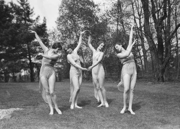 RECORD DATE NOT STATED Elizabeth Duncan dancers and children, 1929 Creator: Arnold Genthe. Copyright:xHeritagexArt HeritagexImagesx IMAGO ,2944020 ! ACHTUNG: AUFNAHMEDATUM GESCHÄTZT!  Copyright:HeritagexArt HeritagexImagesx IMAGO